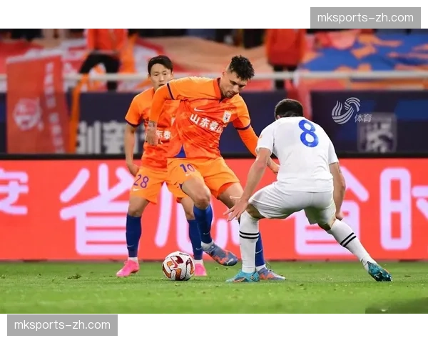 山东泰山客场憾平成都蓉城，费莱尼头球中柱错失绝杀